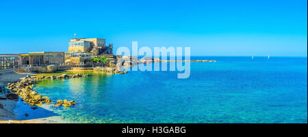 Panorama von Caesarea Hafen mit dem winzigen Strand und nette Cafés, Israel. Stockfoto