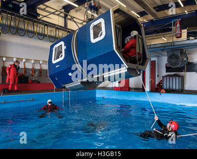 Bremerhaven, Deutschland. 30. September 2016. Eine mock Offshore-Helikopter-Cockpit ist in der Ausbildungs-Pool von Falck-Sicherheitsdienstleistungen in Bremerhaven, Deutschland, 30. September 2016 versenkt. Rescue Diver sichern Bereich, wie sie die Passagiere aussteigen sehen. Personen, die im Offshore-Bereich arbeiten lernen, wie man nach einem Rettungshubschrauber Wasserlandung während der sogenannten "Hubschrauber Unterwasser Escape Training" (HUET) überleben. Foto: INGO WAGNER/Dpa/Alamy Live News Stockfoto