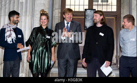 Amsterdam, Niederlande. 7. Oktober 2016. Amsterdam, 10.07.2016 HM König Willem-Alexander und Bart Kok HM König Willem-Alexander Handout Koninklijke Prijs Voor Vrije Schilderkunst 2016 im königlichen Palast in Amsterdam RPE/Albert Nieboer/NETHERLANDSOUT/Point de Vue Out Credit: Dpa/Alamy Live-Nachrichten Stockfoto