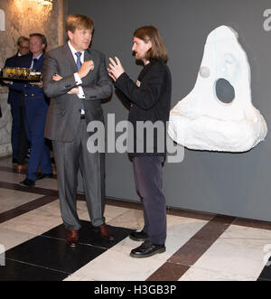 Amsterdam, Niederlande. 7. Oktober 2016. Amsterdam, 10.07.2016 HM König Willem-Alexander und Mike Pratt HM König Willem-Alexander Handout Koninklijke Prijs Voor Vrije Schilderkunst 2016 im königlichen Palast in Amsterdam RPE/Albert Nieboer/NETHERLANDSOUT/Point de Vue Out Credit: Dpa/Alamy Live-Nachrichten Stockfoto