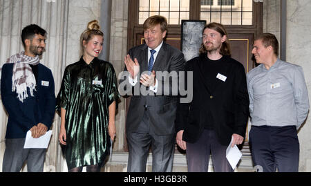 Amsterdam, Niederlande. 7. Oktober 2016. Amsterdam, 10.07.2016 HM König Willem-Alexander und Bart Kok HM König Willem-Alexander Handout Koninklijke Prijs Voor Vrije Schilderkunst 2016 im königlichen Palast in Amsterdam RPE/Albert Nieboer/NETHERLANDSOUT/Point de Vue Out Credit: Dpa/Alamy Live-Nachrichten Stockfoto