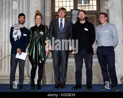 Amsterdam, Niederlande. 7. Oktober 2016. Amsterdam, 10.07.2016 HM König Willem-Alexander und Bart Kok HM König Willem-Alexander Handout Koninklijke Prijs Voor Vrije Schilderkunst 2016 im königlichen Palast in Amsterdam RPE/Albert Nieboer/NETHERLANDSOUT/Point de Vue Out Credit: Dpa/Alamy Live-Nachrichten Stockfoto