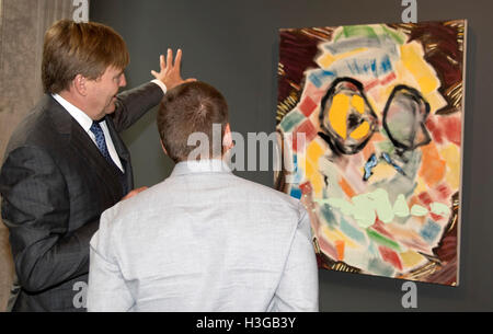 Amsterdam, Niederlande. 7. Oktober 2016. Amsterdam, 10.07.2016 HM König Willem-Alexander und Bart Kok HM König Willem-Alexander Handout Koninklijke Prijs Voor Vrije Schilderkunst 2016 im königlichen Palast in Amsterdam RPE/Albert Nieboer/NETHERLANDSOUT/Point de Vue Out Credit: Dpa/Alamy Live-Nachrichten Stockfoto