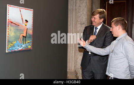 Amsterdam, Niederlande. 7. Oktober 2016. Amsterdam, 10.07.2016 HM König Willem-Alexander und Bart Kok HM König Willem-Alexander Handout Koninklijke Prijs Voor Vrije Schilderkunst 2016 im königlichen Palast in Amsterdam RPE/Albert Nieboer/NETHERLANDSOUT/Point de Vue Out Credit: Dpa/Alamy Live-Nachrichten Stockfoto