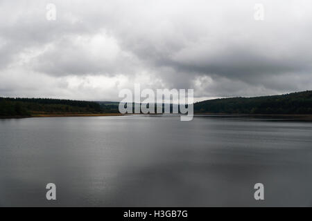 Fewston Stausee, Blubberhouses, North Yorkshire. 7. Oktober 2016. UK-Wetter: Gewitterwolken über Fewston Reservoir, Blubberhouses, North Yorkshire, England, machen einen sehr grauen Nachmittag im Tal Washburn. Bildnachweis: Les Wagstaff/Alamy Live-Nachrichten Stockfoto