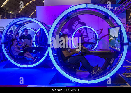 Barcelona, Spanien. 7. Oktober 2016. Gamer-Laufwerk in einem Computerspiel gerundet Cockpit in Barcelona Spiele Weltausstellung, Spanien Kredit: Celestino Arce/ZUMA Draht/Alamy Live News Stockfoto