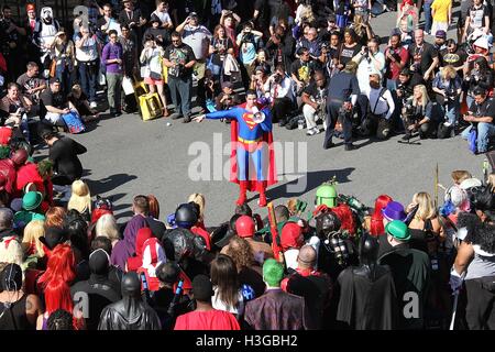 NEW YORK, NY - Oktober 7: Ein unbekannter Mann in einem Superman-Kostüm gekleidet koordiniert ein Gruppenfoto der Cosplayer auf der New York Comic-Con außerhalb der Jacob Javits Center in New York City am 7. Oktober 2016.  Bildnachweis: Rainmaker Foto/MediaPunch Stockfoto