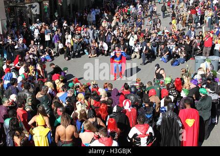 NEW YORK, NY - Oktober 7: Ein unbekannter Mann in einem Superman-Kostüm gekleidet koordiniert ein Gruppenfoto der Cosplayer auf der New York Comic-Con außerhalb der Jacob Javits Center in New York City am 7. Oktober 2016.  Bildnachweis: Rainmaker Foto/MediaPunch Stockfoto