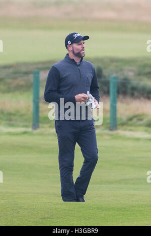 Carnoustie Golf Course, Fife, Schottland. 7. Oktober 2016. Alfred Dunhill Links Championship Golf 2. Runde. Brian McFadden zu Fuß bis 8. Fairway mit einem süßen in den Mund. Bildnachweis: Aktion Plus Sport/Alamy Live-Nachrichten Stockfoto