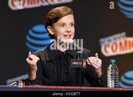 New York, NY, USA. 7. Oktober 2016. Millie Bobby Brown in "Fremde Dinge" Panel, Javits Center in Anwesenheit für New York, NY New York Comic Con 2016 - Fr, 7. Oktober 2016. Bildnachweis: Derek Sturm/Everett Collection/Alamy Live-Nachrichten Stockfoto