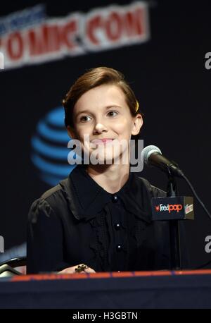 New York, NY, USA. 7. Oktober 2016. Millie Bobby Brown in "Fremde Dinge" Panel, Javits Center in Anwesenheit für New York, NY New York Comic Con 2016 - Fr, 7. Oktober 2016. Bildnachweis: Derek Sturm/Everett Collection/Alamy Live-Nachrichten Stockfoto