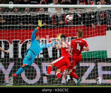 Budapest, Ungarn. Oktober 2016. BUDAPEST, UNGARN - 7. OKTOBER: Der ungarische Adam Szalai (R2) erzielt das zweite Tor seiner Mannschaft unter Torwart Yann Sommer #1 der Schweiz, Nico Elvedi #4 aus der Schweiz und Fabian Schar L2 aus der Schweiz während des FIFA 2018 World Cup Qualifier Matches zwischen Ungarn und der Schweiz in der Groupama Arena am 7. Oktober 2016 in Budapest, Ungarn. Kredit: Laszlo Szirtesi/Alamy Live News Stockfoto