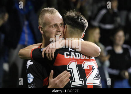 Blick aufs Meer, Belfast, UK. 1. Oktober 2016 - IRN-BRU Cup (4. Runde), Kreuzfahrer 1 Livingston 2. Zu seinem Ausgleichstreffer für Kreuzfahrer ist Jordan Owens (links) gratuliert. David Hunter/Alamy Live-Nachrichten. Stockfoto