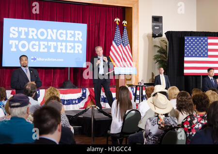 Henderson, USA. 7. Oktober 2016. Senator Tim Kaine spricht das Publikum auf seine Veranstaltung mit Nevada Senioren am 7. Oktober 2016 an Mac Donald Ranch Community Center in Henderson, NV. Bildnachweis: Das Foto Zugang/Alamy Live-Nachrichten Stockfoto