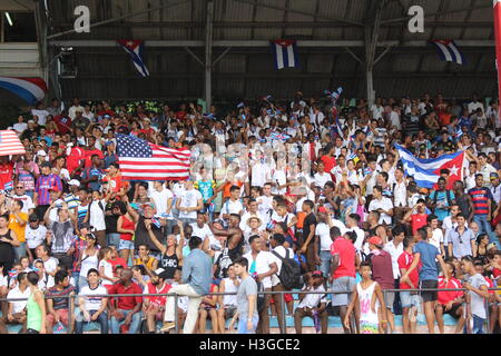 Havanna, Kuba. 7. Oktober 2016. Fußball-Fans besuchen ein Freundschaftsspiel zwischen der US-Fußball-Team und die kubanische Fußballnationalmannschaft Stadium Marrero Pedro in Havanna, Kuba, 7. Oktober 2016. Foto: Guillermo Nova/Dpa/Alamy Live News Stockfoto