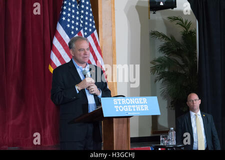 Henderson, USA. 7. Oktober 2016. Senator Tim Kaine spricht das Publikum auf seine Veranstaltung mit Nevada Senioren am 7. Oktober 2016 an Mac Donald Ranch Community Center in Henderson, NV. Bildnachweis: Das Foto Zugang/Alamy Live-Nachrichten Stockfoto