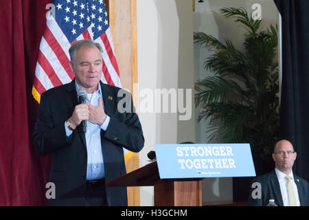 Henderson, USA. 7. Oktober 2016. Senator Tim Kaine spricht das Publikum auf seine Veranstaltung mit Nevada Senioren am 7. Oktober 2016 an Mac Donald Ranch Community Center in Henderson, NV. Bildnachweis: Das Foto Zugang/Alamy Live-Nachrichten Stockfoto