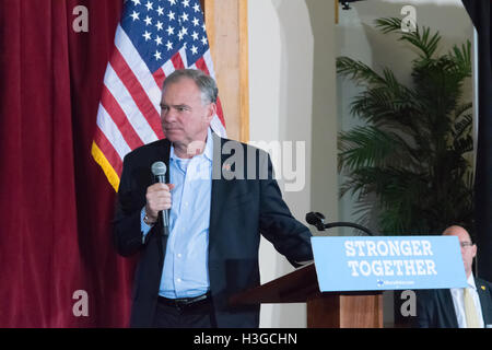 Henderson, USA. 7. Oktober 2016. Senator Tim Kaine spricht das Publikum auf seine Veranstaltung mit Nevada Senioren am 7. Oktober 2016 an Mac Donald Ranch Community Center in Henderson, NV. Bildnachweis: Das Foto Zugang/Alamy Live-Nachrichten Stockfoto