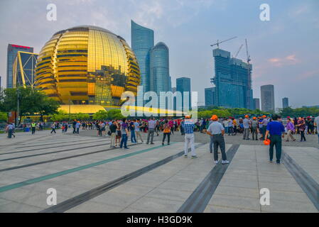 Hangzhou, Hangzhou, China. 23. Sep, 2016. Hangzhou, CHINA-September 23 2016: (nur zur redaktionellen Verwendung. CHINA HERAUS). Touristen warten auf die Brunnen Show aus Licht und Musik in Qianjiang Neustadt in Hangzhou, 23. September 2016. Touristen scharen sich zu Qianjiang Neustadt in Hangzhou nach dem Triumph des G20-Gipfels. © SIPA Asien/ZUMA Draht/Alamy Live-Nachrichten Stockfoto