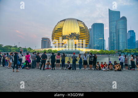 Hangzhou, Hangzhou, China. 23. Sep, 2016. Hangzhou, CHINA-September 23 2016: (nur zur redaktionellen Verwendung. CHINA HERAUS). Touristen warten auf die Brunnen Show aus Licht und Musik in Qianjiang Neustadt in Hangzhou, 23. September 2016. Touristen scharen sich zu Qianjiang Neustadt in Hangzhou nach dem Triumph des G20-Gipfels. © SIPA Asien/ZUMA Draht/Alamy Live-Nachrichten Stockfoto