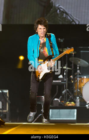 Indio, Kalifornien, USA. 7. Oktober 2016. RONNIE WOOD von den Rolling Stones tritt beim Festival der Wüste Reise im Empire Polo Club in Indio, Kalifornien Credit: Daniel DeSlover/ZUMA Draht/Alamy Live News Stockfoto