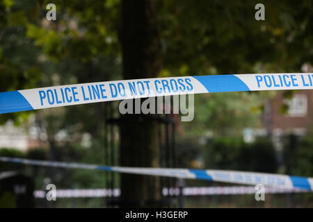 Haringey, Nord-London. 8. Oktober 2016. Absperrungen sind in der Szene. Ein Mann kämpft für Leben im Krankenhaus, nachdem er angeschossen in Hornsey High Street am Freitag 7. Oktober, Haringey, Nord-London.  Bildnachweis: Dinendra Haria/Alamy Live-Nachrichten Stockfoto