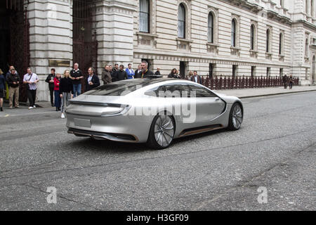 London, UK. 8. Oktober 2016. Dreharbeiten an Stelle des "Transformers-The letzte Ritter" die neueste Ausgabe der beliebten amerikanischen Sci-Fi Serie Transformers vor Ort außerhalb der Foreign and Commonwealth Office London Credit: Amer Ghazzal/Alamy Live-Nachrichten Stockfoto