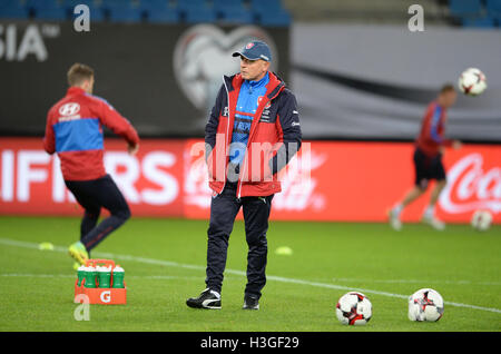 Hamburg, Deutschland. 7. Oktober 2016. Karel Jarolim, Trainer der Tschechischen Fußball-Nationalmannschaft, während einer Trainingseinheit im Volksparkstadion in Hamburg, Deutschland, 7. Oktober 2016 abgebildet. Deutschland stehen die Tschechische gedrehten in einem WM-Qualifikationsspiel am 8. Oktober 2016. Foto: DANIEL BOCKWOLDT/DPA/Alamy Live-Nachrichten Stockfoto