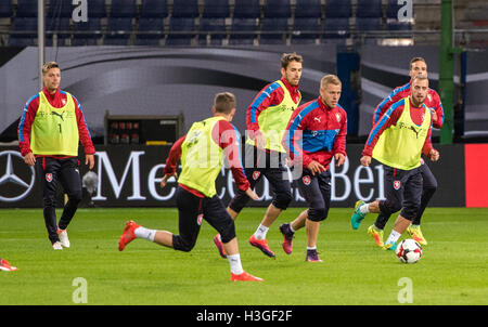 Hamburg, Deutschland. 7. Oktober 2016. Das Tschechische Team Fußballtraining im Volksparkstadion in Hamburg, Deutschland, 7. Oktober 2016. Deutschland stehen die Tschechische gedrehten in einem WM-Qualifikationsspiel am 8. Oktober 2016. Foto: DANIEL BOCKWOLDT/DPA/Alamy Live-Nachrichten Stockfoto