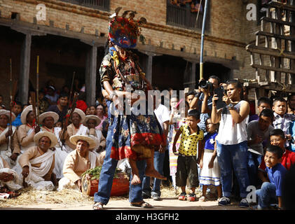 Lalitpur, Nepal. 8. Oktober 2016. Ein nepalesischer Anhänger hebt eine Person als eine Gottheit während der Durchführung eines traditionellen Tanzes beim Shikali Festival in Khokana Dorf in Lalitpur, Nepal auf Samstag, 8. Oktober 2016 verkleidet. Menschen verkleidet als Gottheiten tanzen und Blut der geopferten Tiere als Opfer für Gott trinken in der Hoffnung auf Segen empfangen. Bildnachweis: Skanda Gautam/ZUMA Draht/Alamy Live-Nachrichten Stockfoto