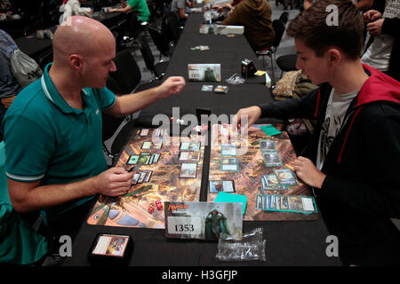 London UK 8. Oktober 2016 London Excel MagicThe Gathering Tausende von Zahler kommen statt zu spielen, erstellt von Angesicht zu Angesicht das Sammelkartenspiel von Richard Garfield. Erstmals veröffentlicht im Jahr 1993 von den Zauberern der Küste, war Magie das erste Sammelkartenspiel produziert und es weiterhin gedeihen, mit ca. 20 Millionen Spielern ab 2015. Magie kann von zwei oder mehr Spieler in verschiedenen Formaten, die am häufigsten von denen ein Deck aus 60 Karten verwendet, mit nicht mehr als 4 einer einzelnen Karte mit Ausnahme der Land gespielt werden. Bildnachweis: Paul Quezada-Neiman/Alamy Live-Nachrichten Stockfoto