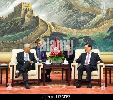 Peking, China. 8. Oktober 2016. Zhang Dejiang (R, vorne), Vorsitzender der ständigen Ausschuss von Chinas nationale Menschen des Kongresses, trifft sich mit der portugiesische Premierminister Antonio Costa in Peking, Hauptstadt von China, 8. Oktober 2016. © Wang Ye/Xinhua/Alamy Live-Nachrichten Stockfoto