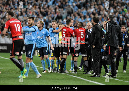 Parramatta Stadion, Sydney, Australien. 8. Oktober 2016. Hyundai A-League Fußball. Western Sydney Wanderers gegen Sydney FC. Wanderer nach vorne Kerem Bulut und Sydney Verteidiger Matthew Jurman diskutieren die anzugehen. Sydney gewann das Spiel mit 4: 0. Bildnachweis: Aktion Plus Sport/Alamy Live-Nachrichten Stockfoto