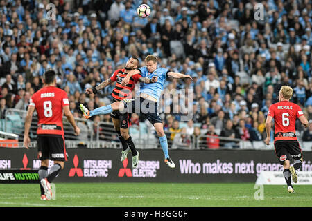 Parramatta Stadion, Sydney, Australien. 8. Oktober 2016. Hyundai A-League Fußball. Western Sydney Wanderers gegen Sydney FC. Sydney-Verteidiger Alex Wilkinson gewinnt einen Header Wanderers vorwärts Kerem Bulut. Sydney gewann das Spiel mit 4: 0. Bildnachweis: Aktion Plus Sport/Alamy Live-Nachrichten Stockfoto