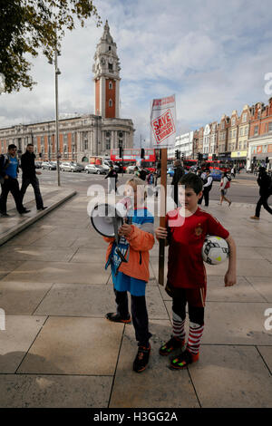 Lambeth, UK. 8. Oktober 2016. Mehrere lokale Kampagne Gruppen sammelten sich in Windrush Square gegen Lambeth Rat zu demonstrieren. Bildnachweis: Honig Salvadori/Alamy Live-Nachrichten Stockfoto