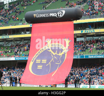 Aviva Stadion, Dublin, Irland. 8. Oktober 2016. Guinness-Pro12-Rugby. Leinster und Munster. Münster-Banner vor Anpfiff. Bildnachweis: Aktion Plus Sport/Alamy Live-Nachrichten Stockfoto