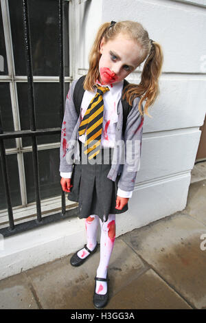 London, UK. 8. Oktober 2016. Teilnehmer verkleidet als Untoten Zombies für Welt-Zombie-Tag in London Credit: Paul Brown/Alamy Live News Stockfoto