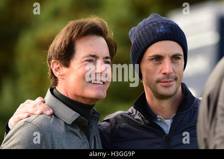 St. Andrews, Schottland, Vereinigtes Königreich, 08, Oktober 2016. Führende amerikanische Schauspieler Kyle MacLachlan für ein Foto mit britischen Bildschirm Stern Matthew Goode zu Beginn der dritten Runde in der Alfred Dunhill Links Championship posiert, Credit: Ken Jack / Alamy Live News Stockfoto