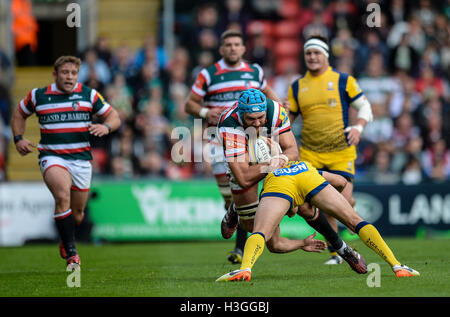 Wellford Road, Northampton, UK. 8. Oktober 2016. Aviva Premiership Rugby. Leicester Tigers gegen Worcester Warriors. Graham Kitchener (Leicester Tigers) in Angriff genommen wird. Bildnachweis: Aktion Plus Sport/Alamy Live-Nachrichten Stockfoto