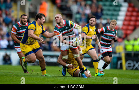 Wellford Road, Northampton, UK. 8. Oktober 2016. Aviva Premiership Rugby. Leicester Tigers gegen Worcester Warriors. Mike Williams (Leicester Tigers) sucht nach der Abladung. Bildnachweis: Aktion Plus Sport/Alamy Live-Nachrichten Stockfoto