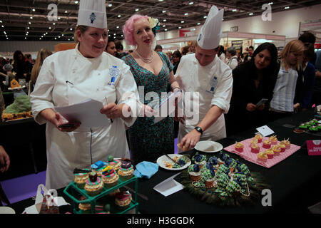 London, UK. 8. Oktober 2016. London Excel statt Kuchen und Backen zeigen 2016, einige wunderbaren Kuchen waren auf dem Display und Richter von Charlotte Whait.  Bildnachweis: Paul Quezada-Neiman/Alamy Live-Nachrichten Stockfoto