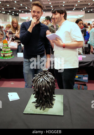 London, UK. 8. Oktober 2016. London Excel statt Kuchen und Backen zeigen 2016, einige wunderbaren Kuchen waren auf dem Display und Richter von Eric Lanlard und John Whaite.  Bildnachweis: Paul Quezada-Neiman/Alamy Live-Nachrichten Stockfoto