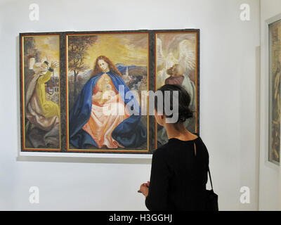 Colmar, Frankreich. 6. Oktober 2016. Ein Besucher steht vor dem Bild der Madonna des Stacheldrahtes von Otto Dix im Museum Unterlinden in Colmar, Frankreich, 6. Oktober 2016. Das Isenheimer Altarbild hat viele Künstler fasziniert, und scheint viel von Otto Dix Arbeit beeinflusst haben. Die Ausstellung deckt sich mit den 125. Geburtstag des Künstlers (2. Dezember 1891) sowie des 500. Jubiläums der Altarskulptur. Foto: Sabine Glaubitz/Dpa/Alamy Live-Nachrichten Stockfoto