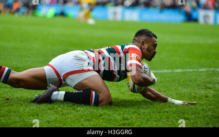 Wellford Road, Northampton, UK. 8. Oktober 2016. Aviva Premiership Rugby. Leicester Tigers gegen Worcester Warriors. Telusa Veainu (Leicester Tigers) erhält einen Versuch. Bildnachweis: Aktion Plus Sport/Alamy Live-Nachrichten Stockfoto