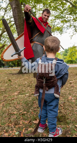 London, UK.  8. Oktober 2016. Ein junger Besucher versucht Schwertkampf.   Historische Re-enactment einrichten Camp im Hyde Park, er ging von York und auf dem Weg nach Hastings zum 950. Jahrestag der Schlacht von Hastings.  Bildnachweis: Stephen Chung / Alamy Live News Stockfoto
