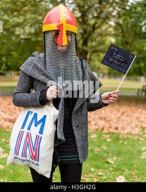 London, UK.  8. Oktober 2016. Ein Besucher versucht auf Kettenhemd.  Historische Re-enactment einrichten Camp im Hyde Park, er ging von York und auf dem Weg nach Hastings zum 950. Jahrestag der Schlacht von Hastings.  Bildnachweis: Stephen Chung / Alamy Live News Stockfoto