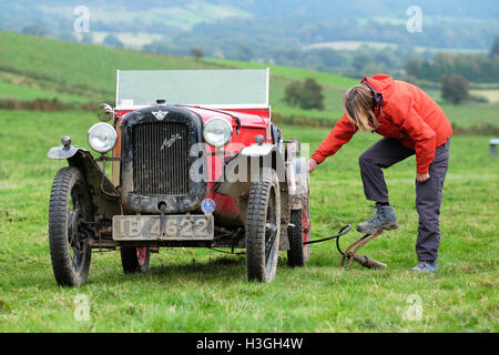 Badlands Farm, Kinnerton, Powys, Wales, Großbritannien - Am Samstag, den 8. Oktober 2016 - Ein Wettbewerber passt ihr Reifendruck für besseren Griff in ihrer 1930er Austin 7 Ulster Special vor ihrem Aufstieg in den Vintage Sports-Car Club (Vscc) Hill Climb an den Ödländern einen langen schlammigen Strecke und Hügel klettern in Powys. Konkurrenten sammeln Sie Punkte nicht für die Geschwindigkeit oder die Zeit aber wie weit den Hügel hinauf, Sie managen Ihre vintage Sport Auto zu fahren. Stockfoto