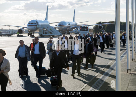 Berlin, Deutschland. 4. Oktober 2016. Die Wirtschaftsdelegation, die Bundesminister für wirtschaftliche Angelegenheiten Sigmar Gabriel (unsichtbaren) auf seiner Reise nach Teheran, Iran, begleitet übergeben Flugzeuge der deutschen Luftwaffe, wie gehen sie über den Asphalt des militärischen Teils des Flughafens Tegel in Berlin, Deutschland, 4. Oktober 2016. Keine Busse gab es bei der Ankunft der eingehenden Flugzeuge aus Teheran, Iran. Gabriel, war zusammen mit einer großen Wirtschaftsdelegation bei einem zweitägigen Besuch in Teheran, Iran. Foto: Bernd von Jutrczenka/Dpa/Alamy Live News Stockfoto