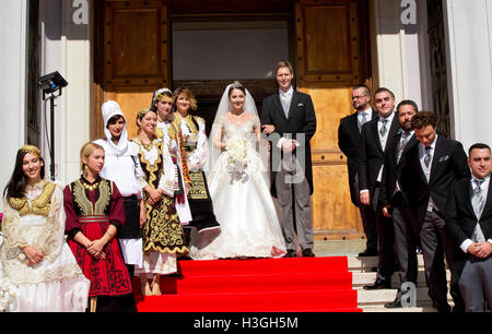 Tirana, Albanien. 8. Oktober 2016. Albanian Prince Leka Zogu II (R) und seine Frau Elia Zaharia (L) während ihrer Trauung in Tirana, Albanien, 8. Oktober 2016 statt. Foto: Albert Nieboer / RPE / - NO-Draht-SERVICE-/ Dpa/Alamy Live News Stockfoto