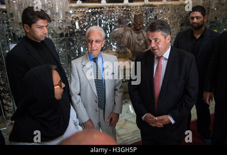 Teheran, Iran. 4. Oktober 2016. Bundesministerin für Economic Affairs Sigmar Gabriel (R) und Neurochirurg Madjid Samii (C), Präsident und Gründer des International Neuroscience Institute in Hannover, während einer Tour durch den Golestan Palast in Teheran, Iran, 4. Oktober 2016 zu sehen. Gabriel, war zusammen mit einer großen Wirtschaftsdelegation bei einem zweitägigen Besuch in Teheran, Iran. Foto: Bernd von Jutrczenka/Dpa/Alamy Live News Stockfoto